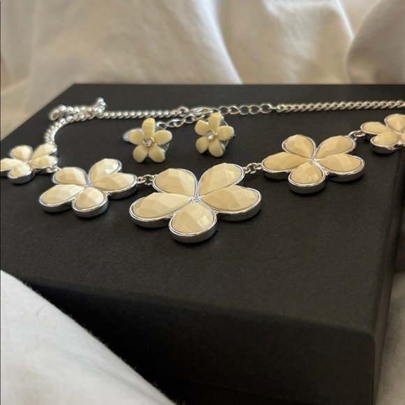 Liz Claibourne Silver toned White Facetted Flower Necklace and earrings set - Picture 2 of 12